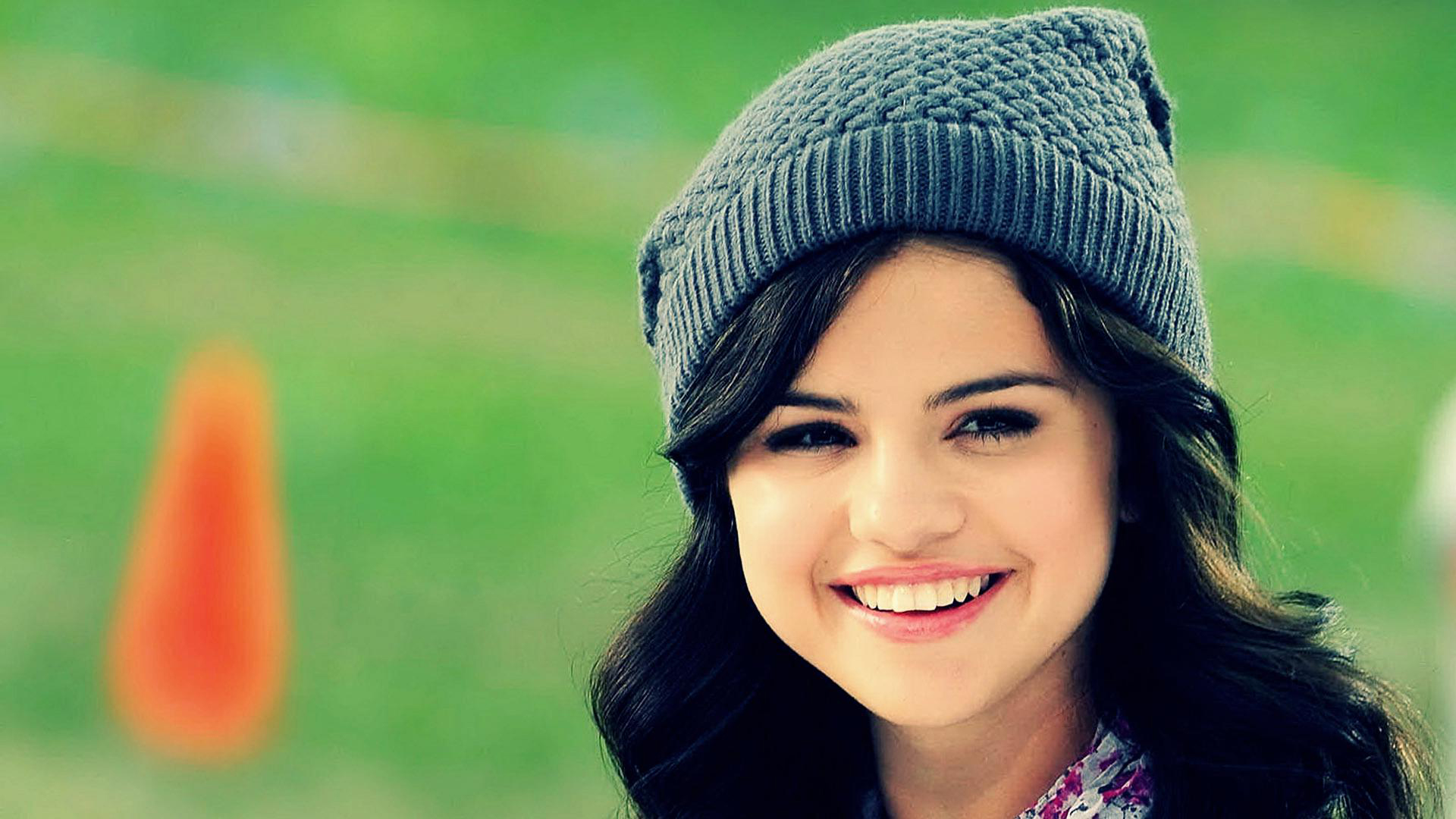 Cute Selena Gomez Wallpapers