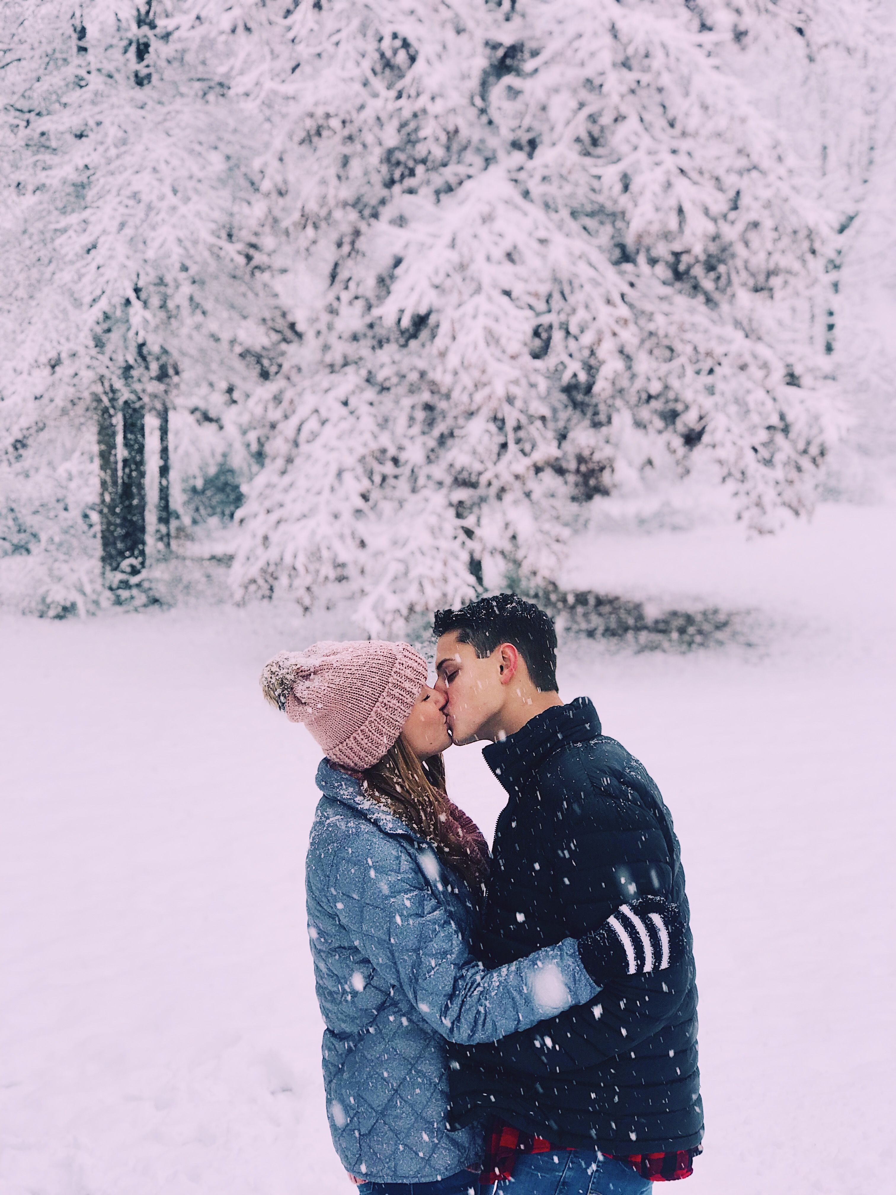 Cute Snow Couple Love Wallpapers Wallpapers