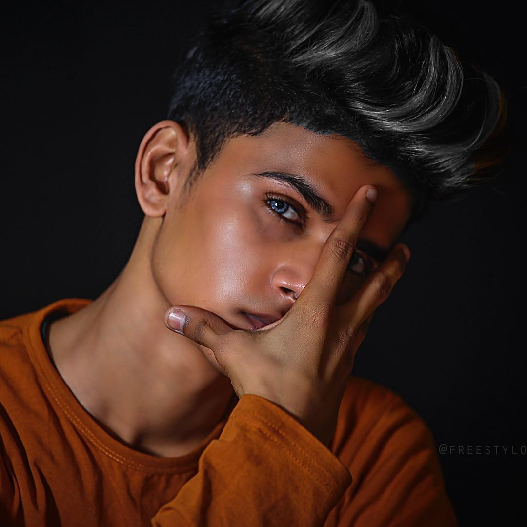 Cute Tiktok Boys Black Wallpapers