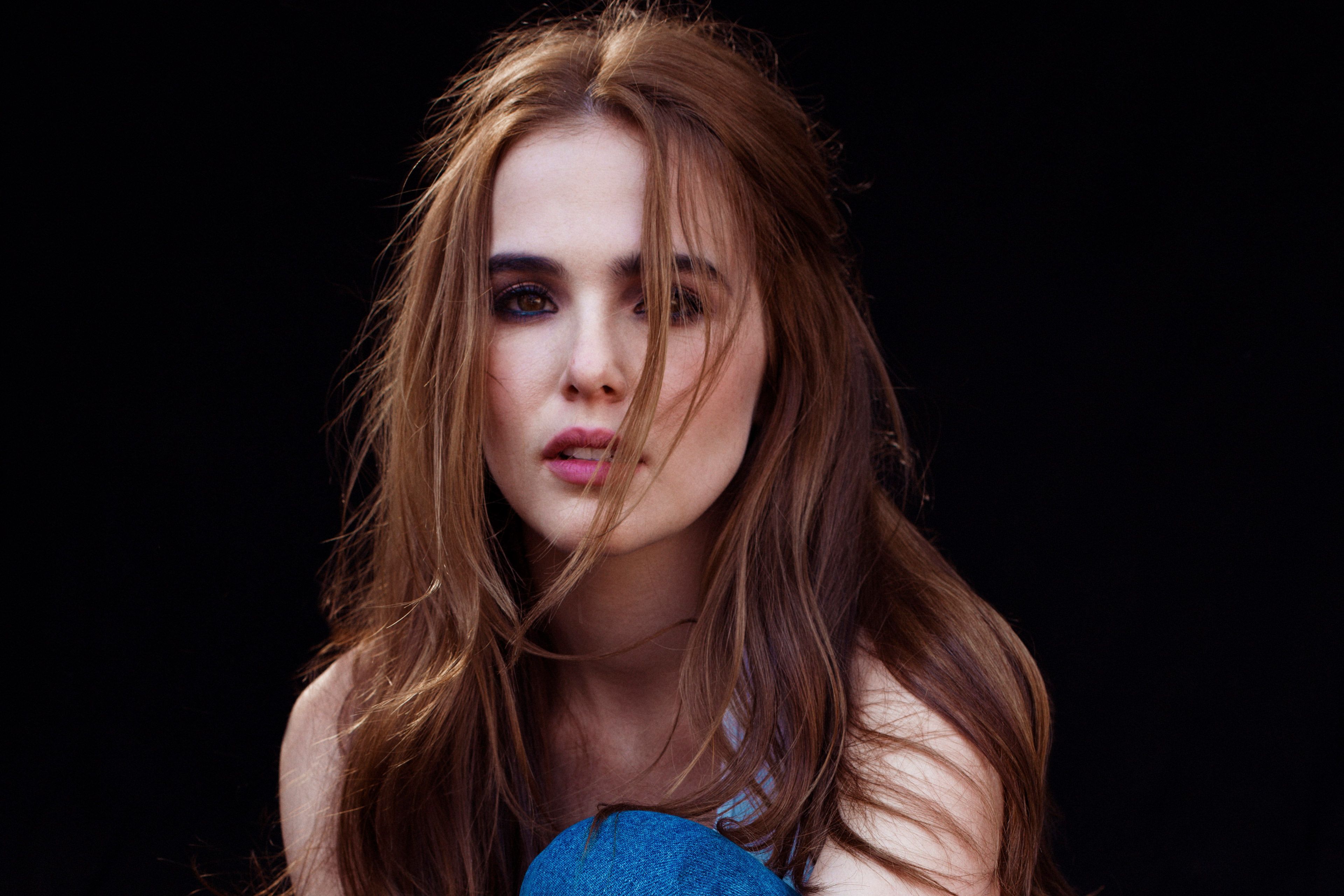 Cute Zoey Deutch In Black Wallpapers