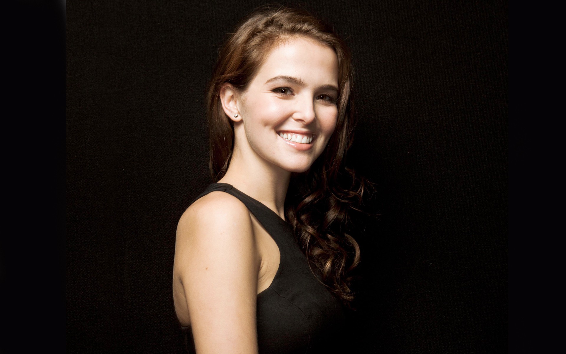 Cute Zoey Deutch In Black Wallpapers