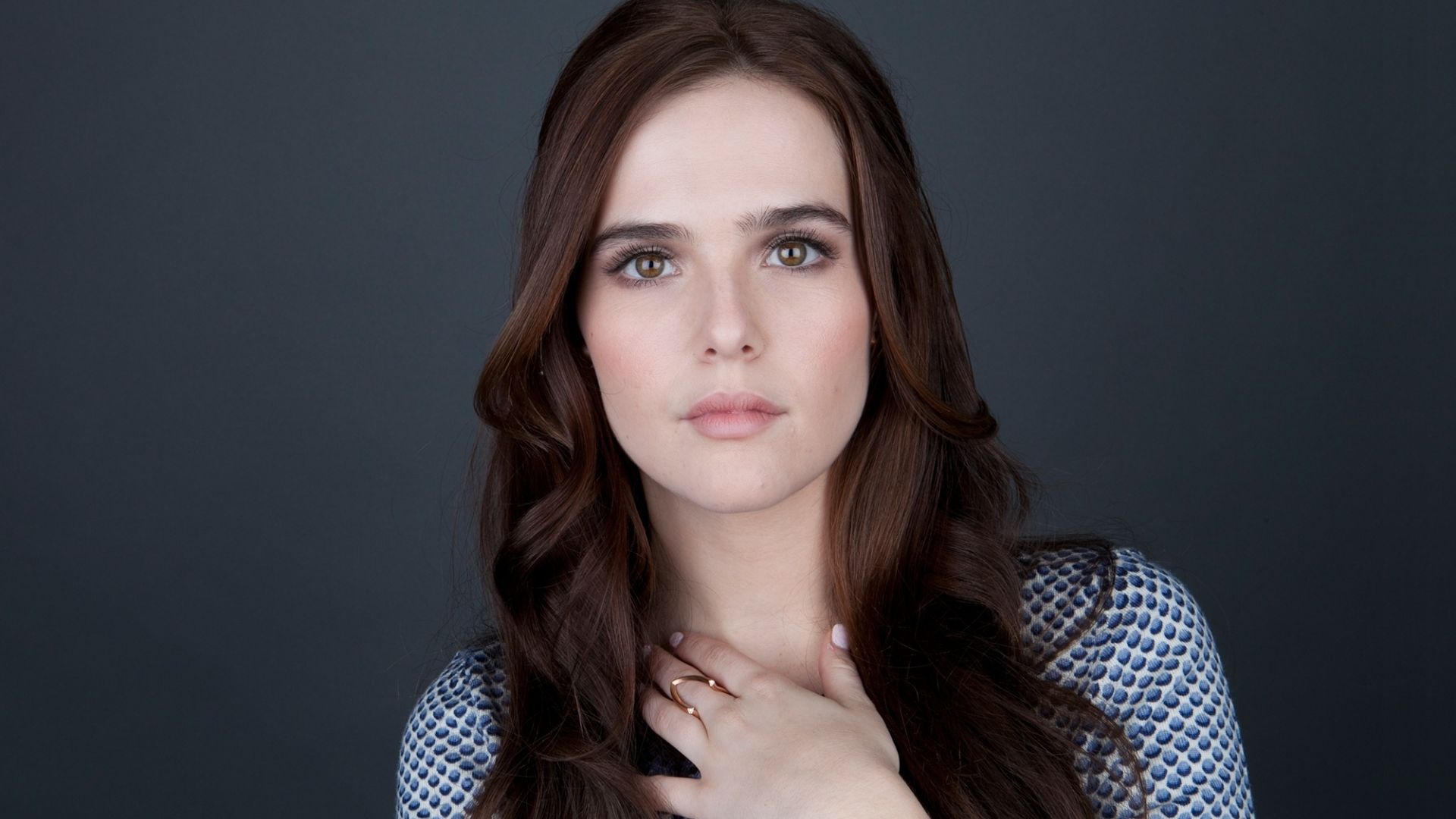 Cute Zoey Deutch In Black Wallpapers