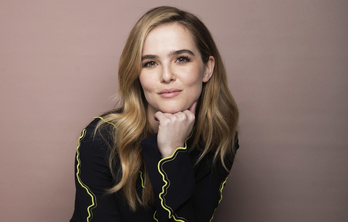 Cute Zoey Deutch In Black Wallpapers