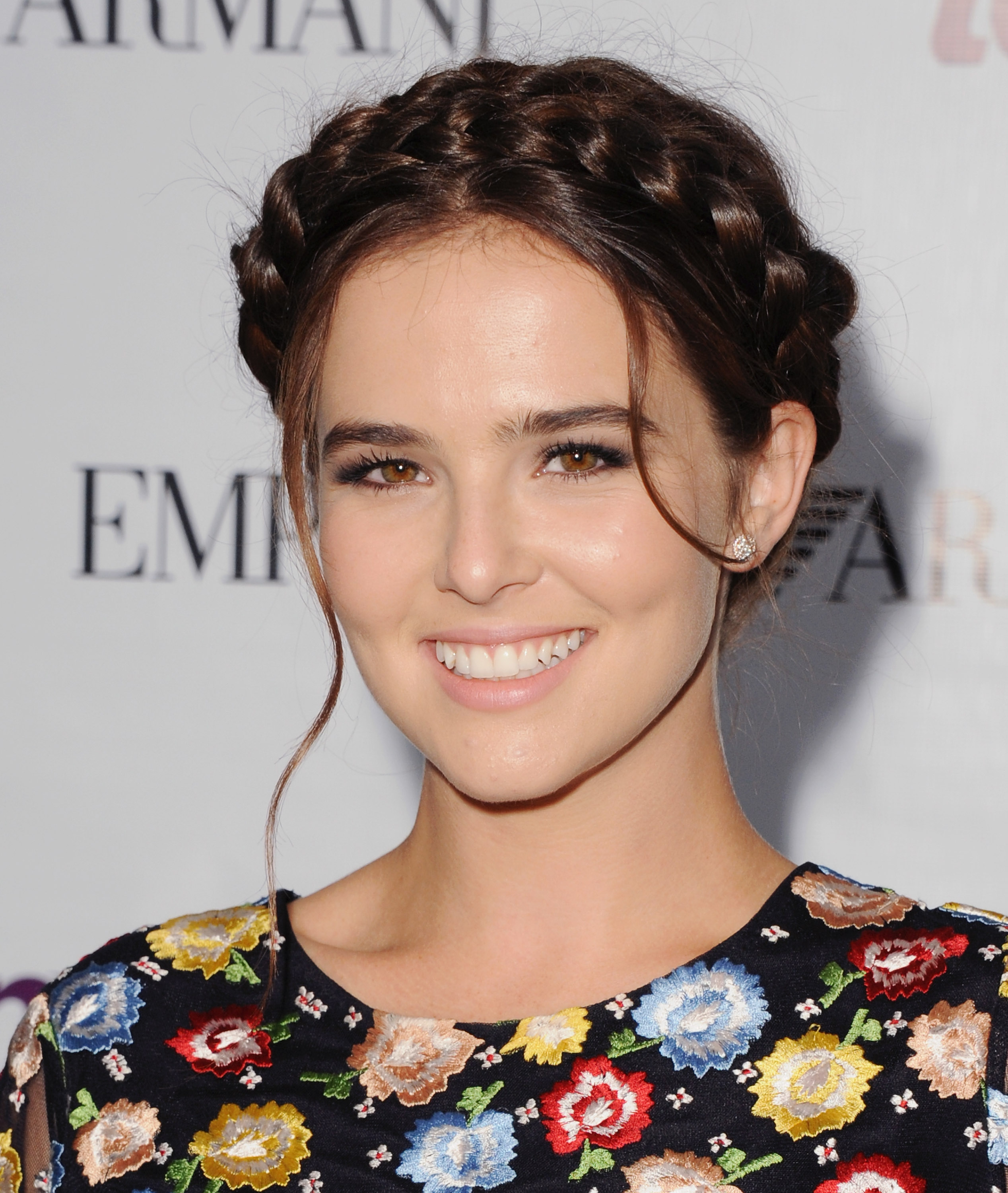 Cute Zoey Deutch In Black Wallpapers