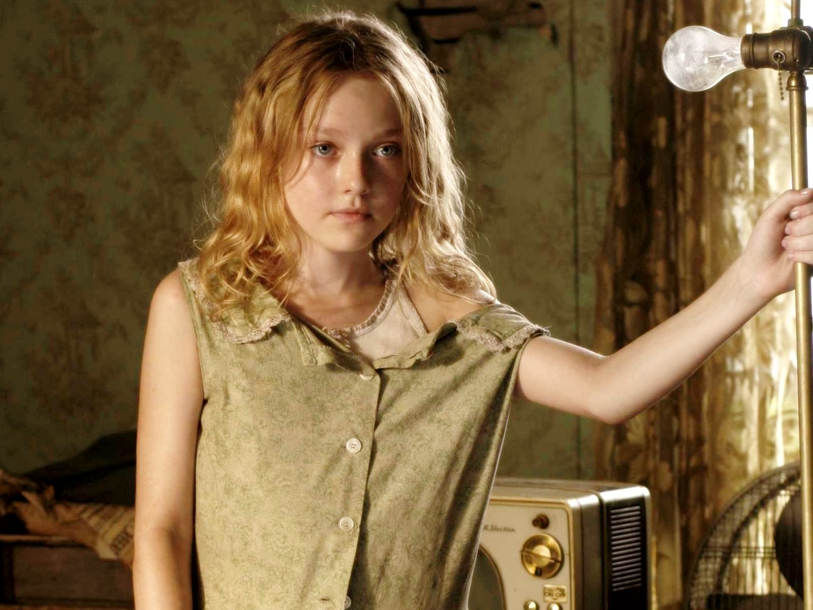 Dakota Fanning As Viena Wallpapers