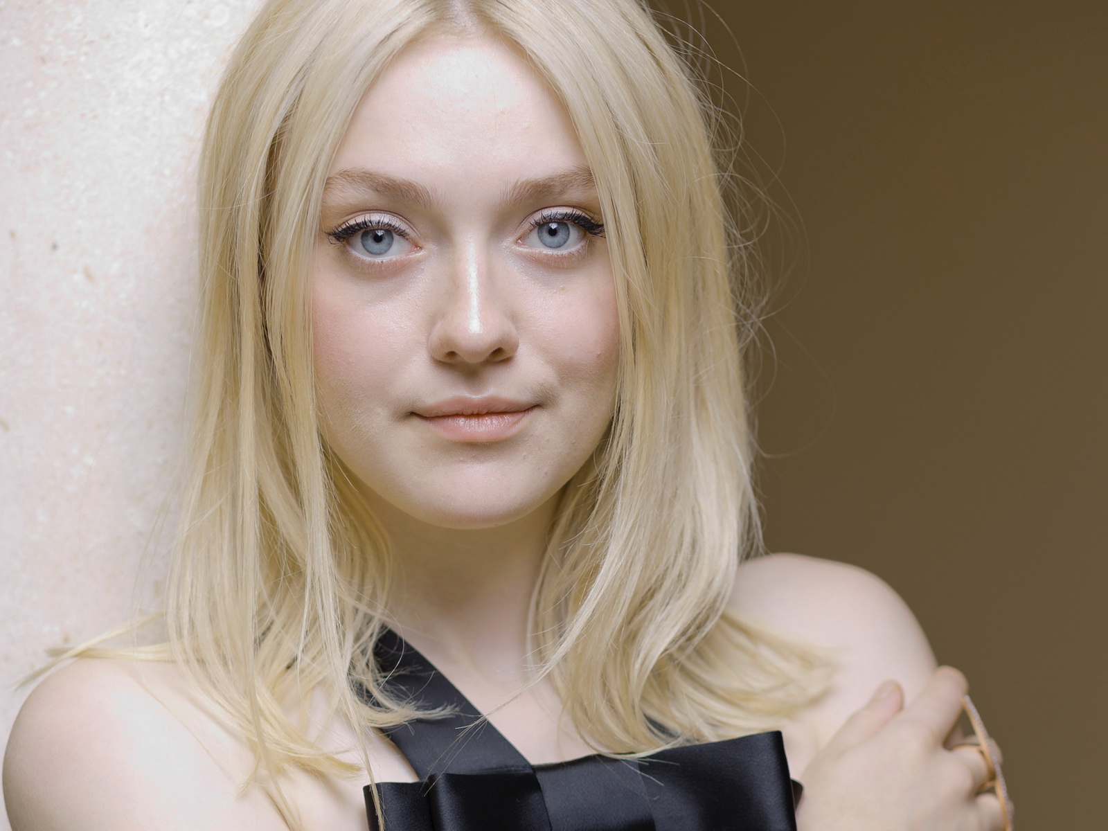 Dakota Fanning As Viena Wallpapers