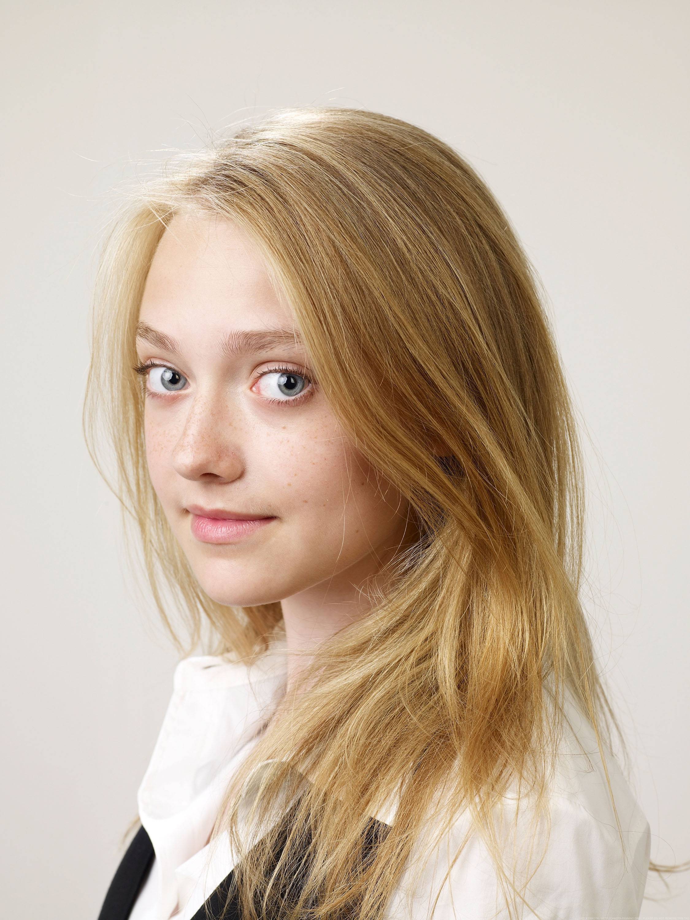 Dakota Fanning As Viena Wallpapers