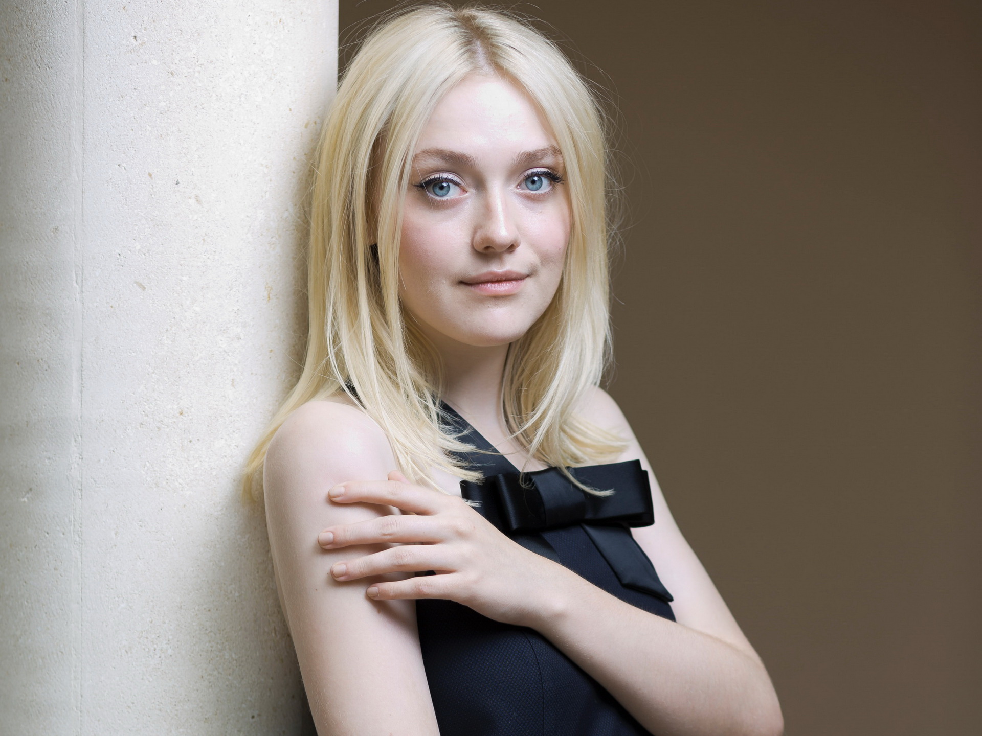 Dakota Fanning As Viena Wallpapers