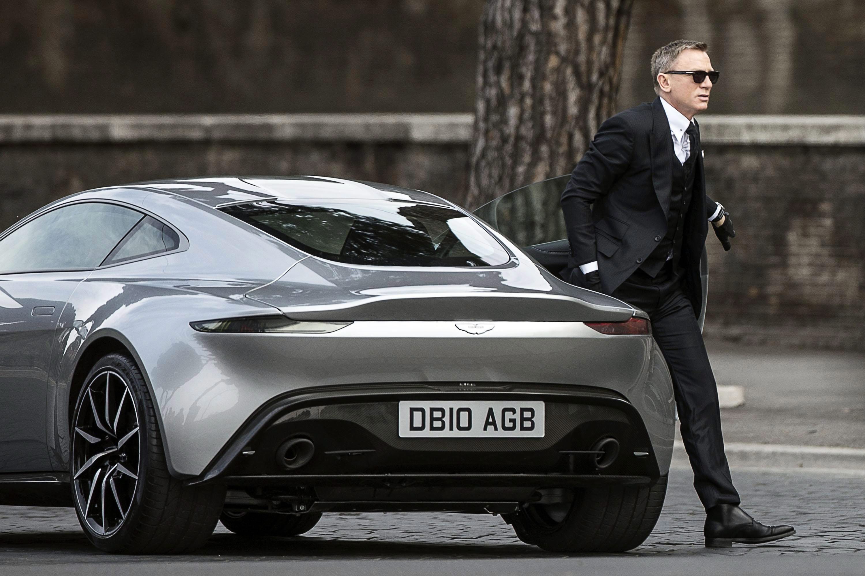 Daniel Craig 007 James Bond Aston Martin Car Photoshoot Wallpapers