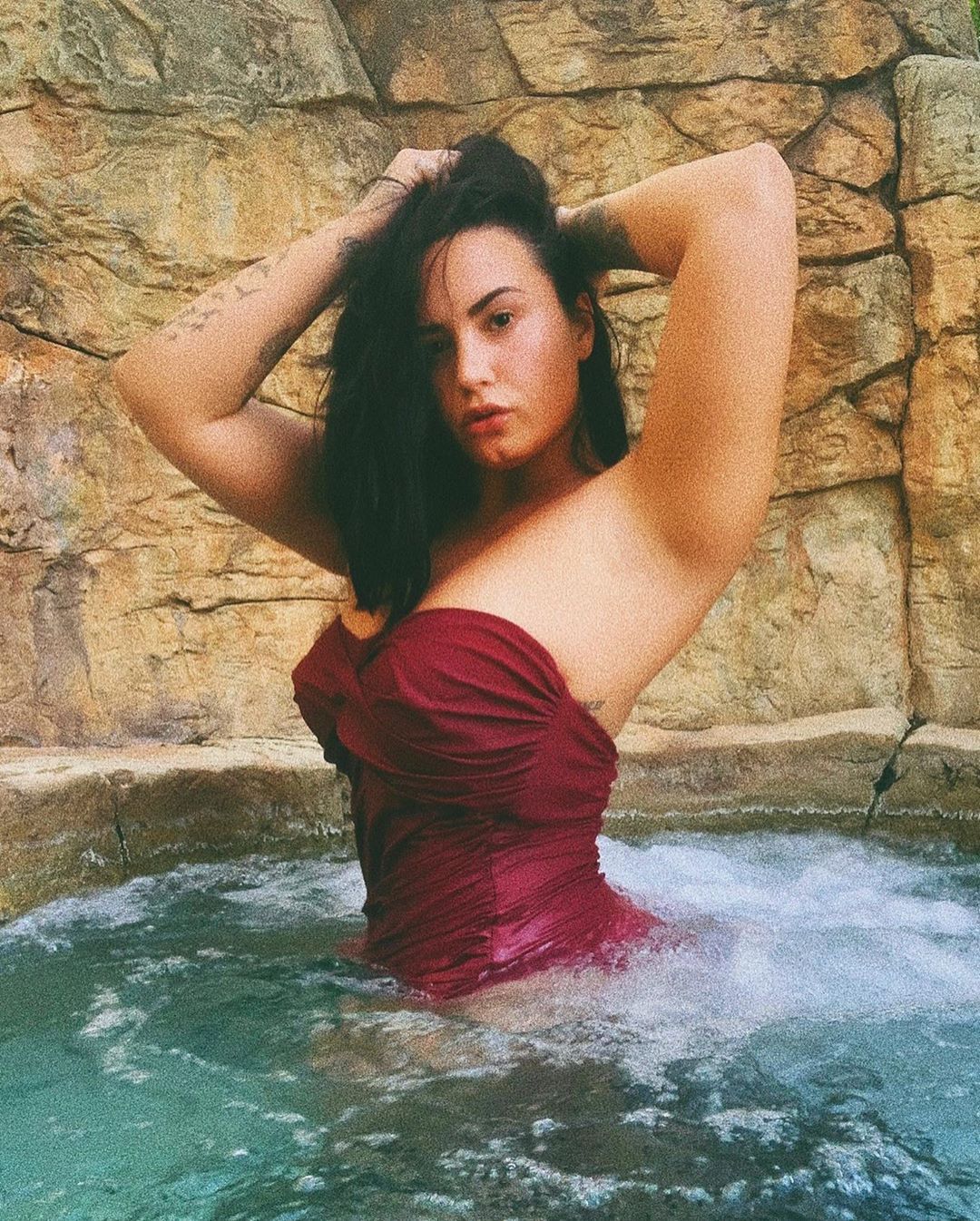 Demi Lovato Swimsuit Wallpapers