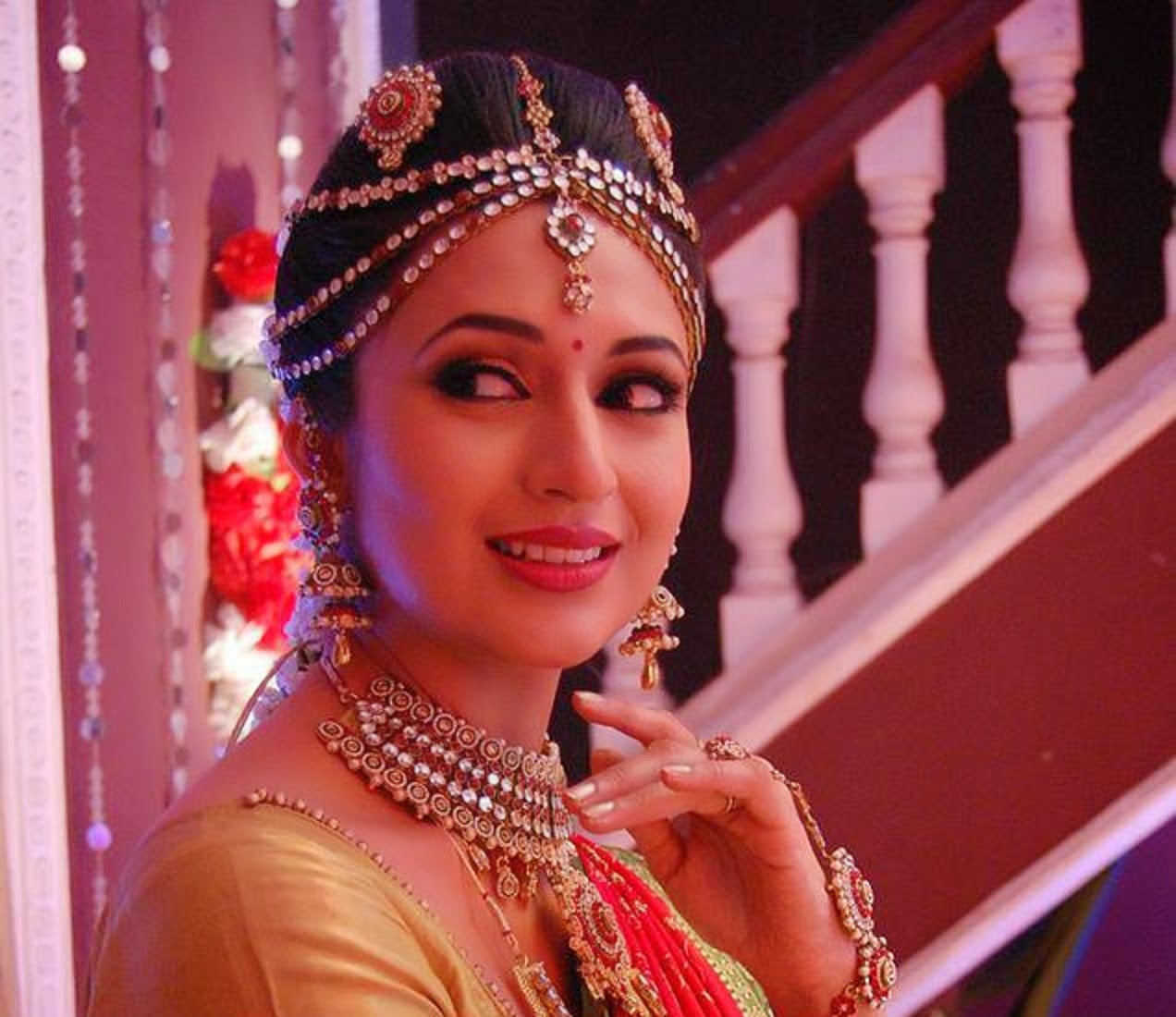 Divyanka Tripathi Beautiful Photos Wallpapers