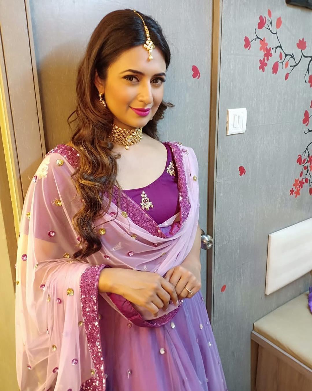 Divyanka Tripathi Beautiful Photos Wallpapers