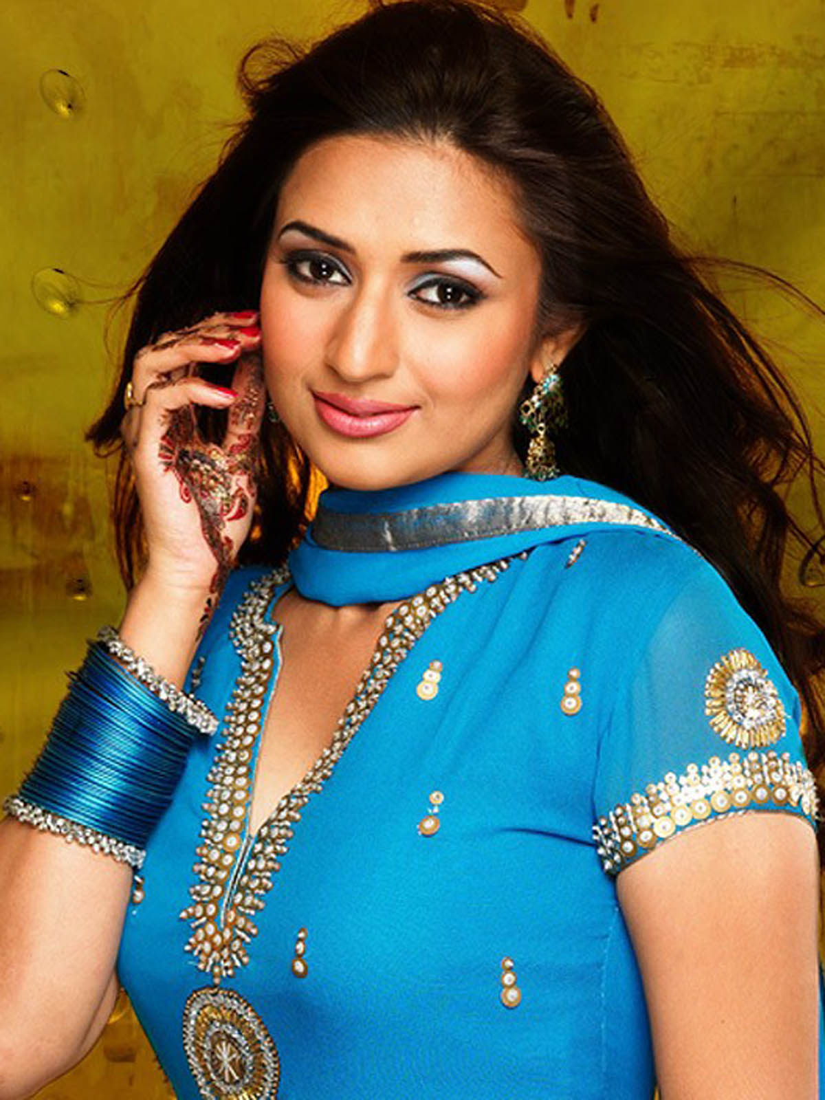 Divyanka Tripathi Beautiful Photos Wallpapers