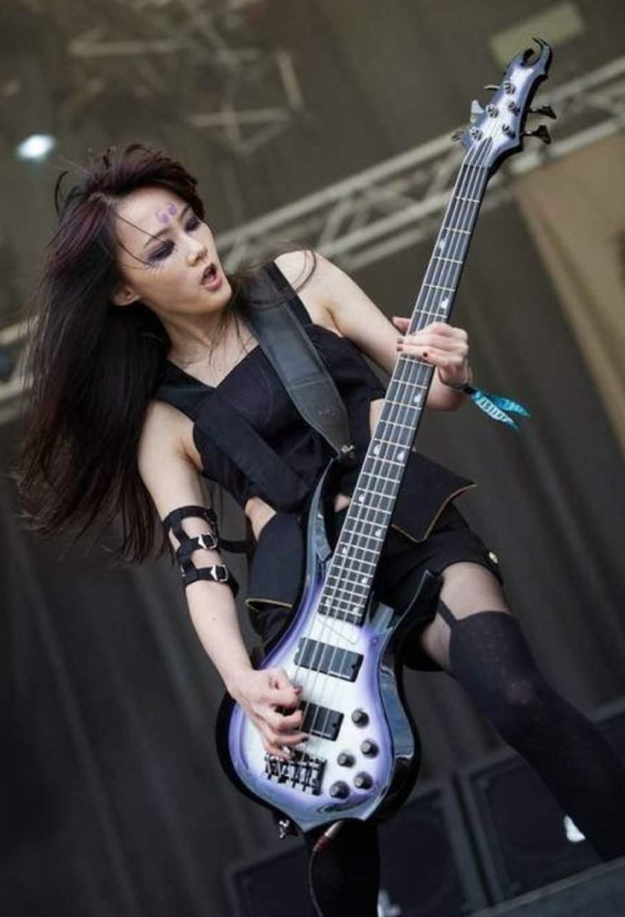 Пуэрок play рок. Chthonic басистка. Doris Yeh. Бас гитаристка Doris Yeh. Doris Yeh Chthonic.