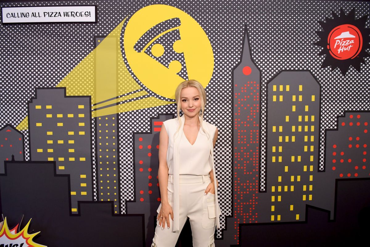 Dove Cameron Comic Con 2018 Portrait Wallpapers