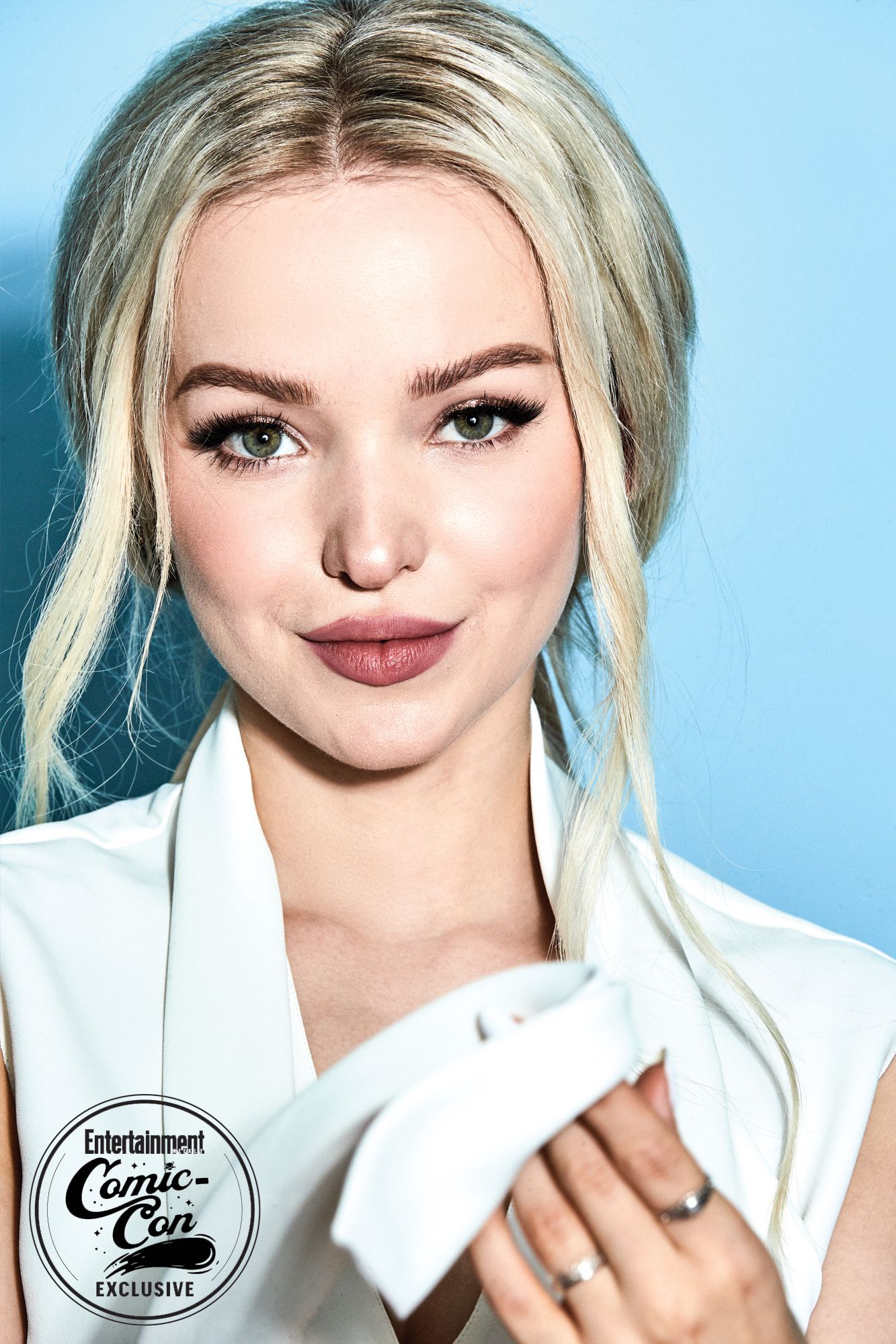 Dove Cameron Comic Con 2018 Portrait Wallpapers