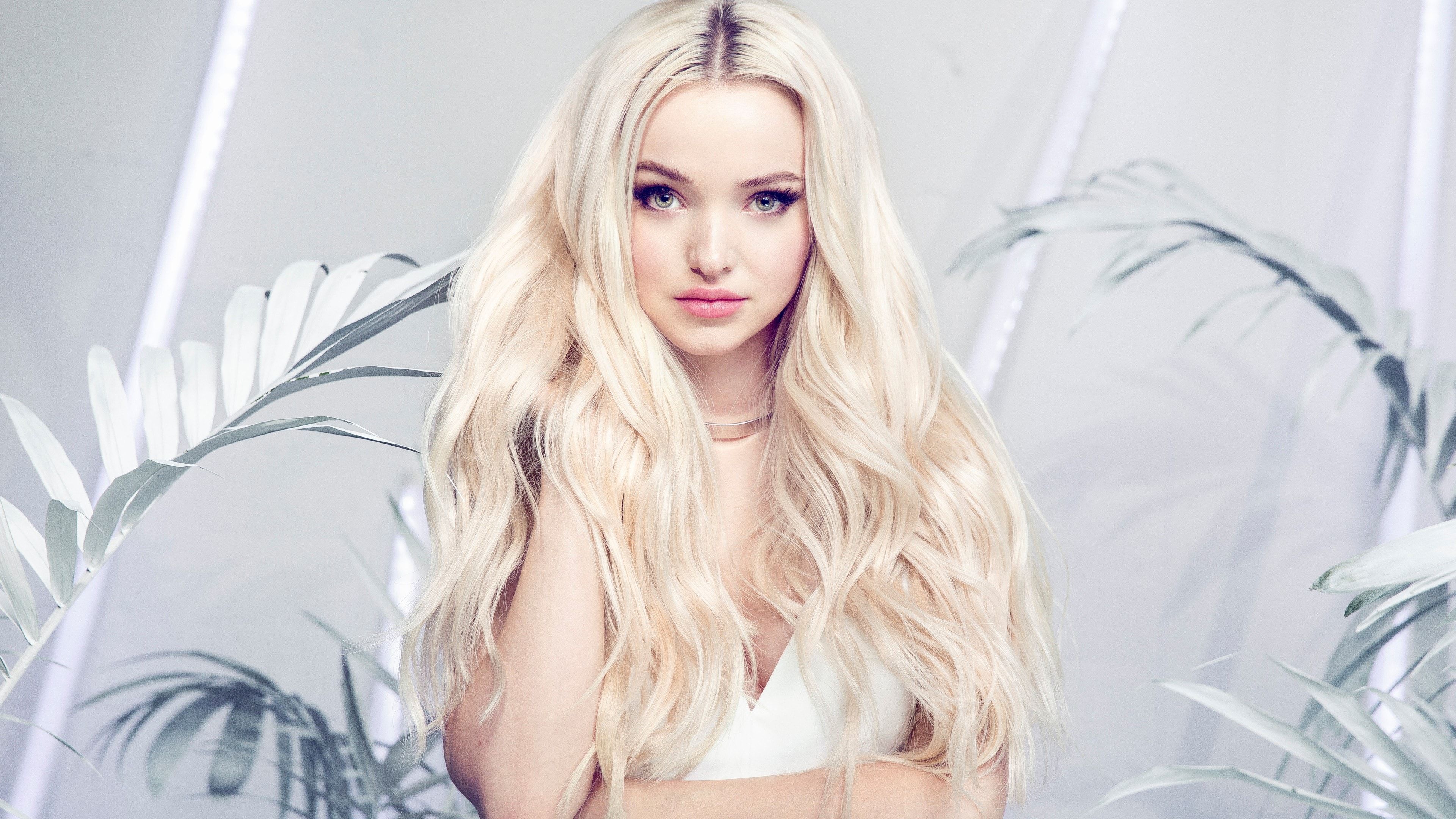 Dove Cameron Comic Con 2018 Portrait Wallpapers