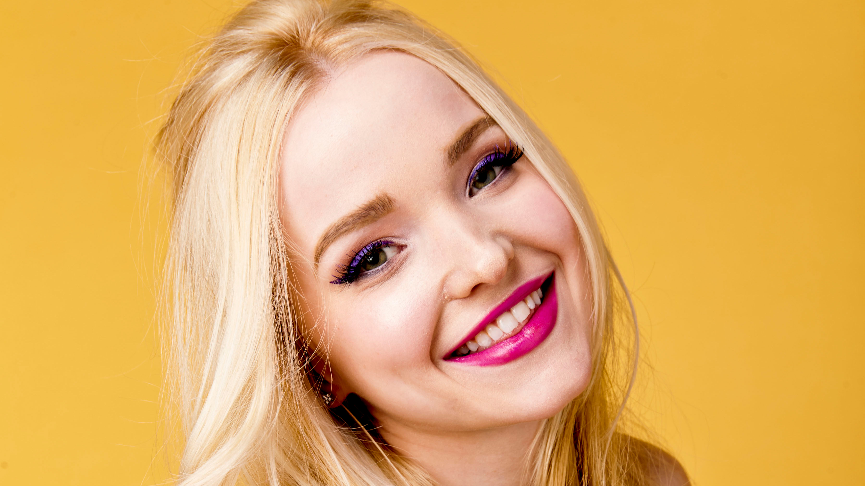 Dove Cameron Cute Face Wallpapers