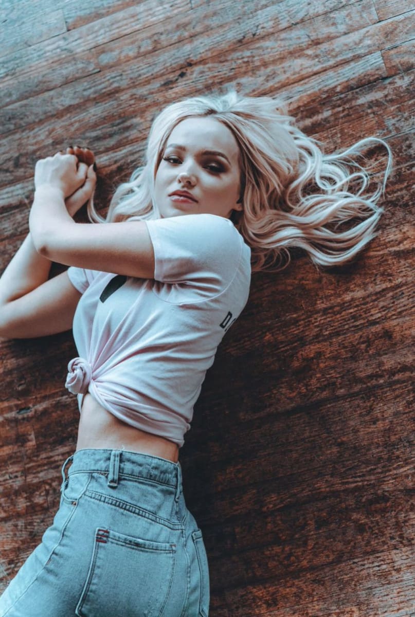 Dove Cameron Cute Face Wallpapers