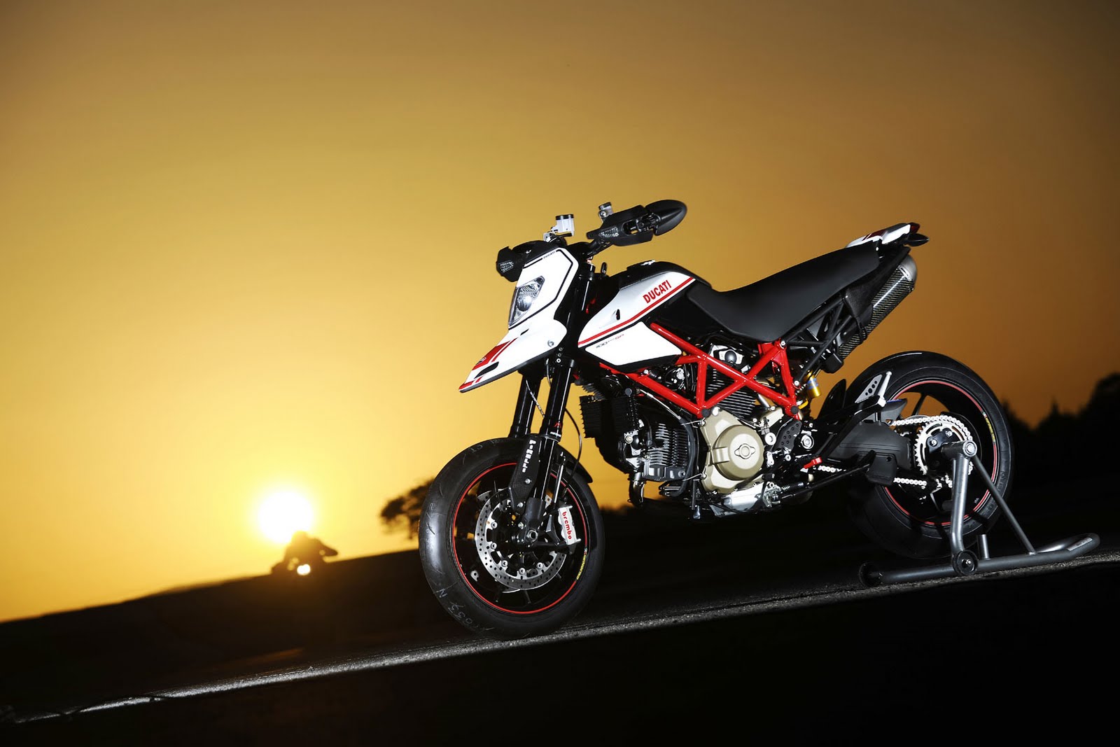 Ducati Hyperstrada Wallpapers