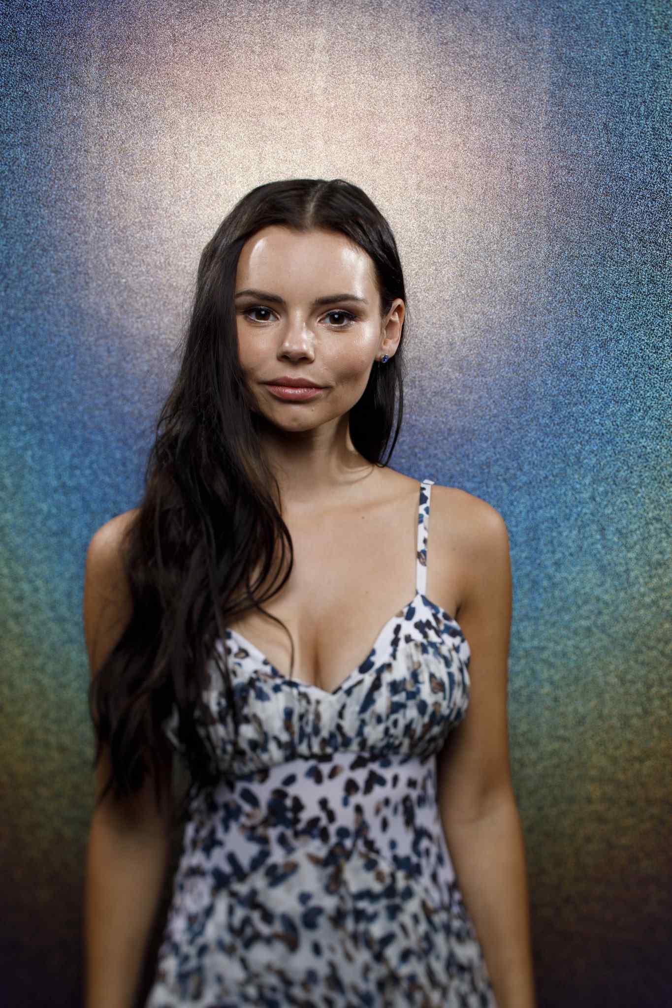 Eline Powell In Siren Wallpapers