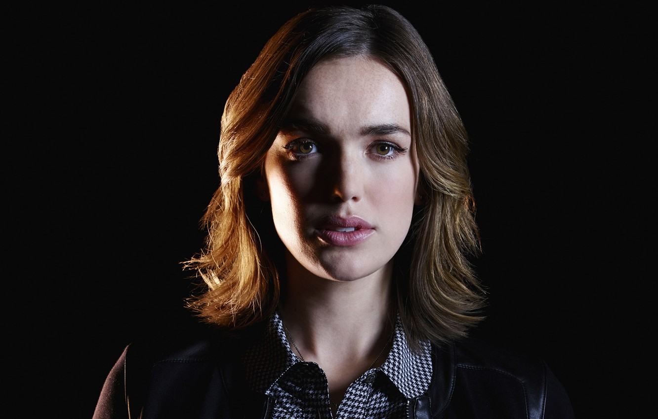 Elizabeth Henstridge Wallpapers