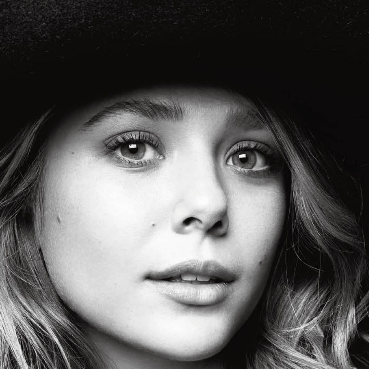 Elizabeth Olsen Beautiful Monochrome Wallpapers