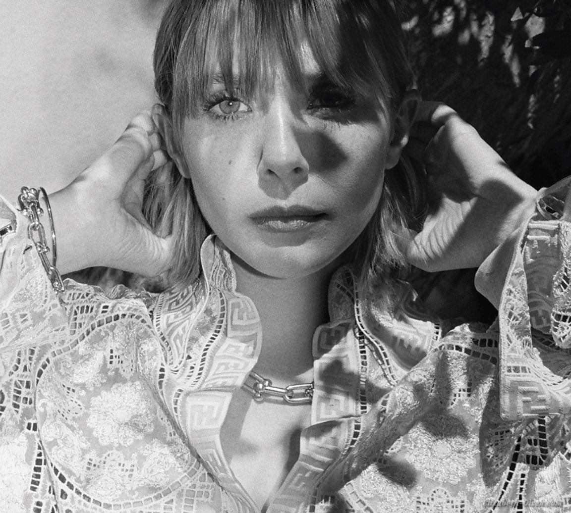 Elizabeth Olsen Beautiful Monochrome Wallpapers