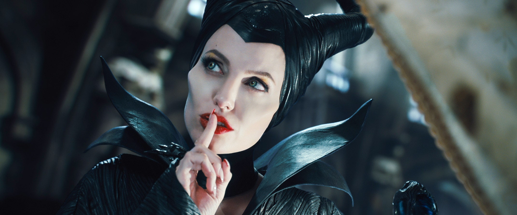 Elle Fanning As Maleficent Cosplay with Angelina Jolie Wallpapers