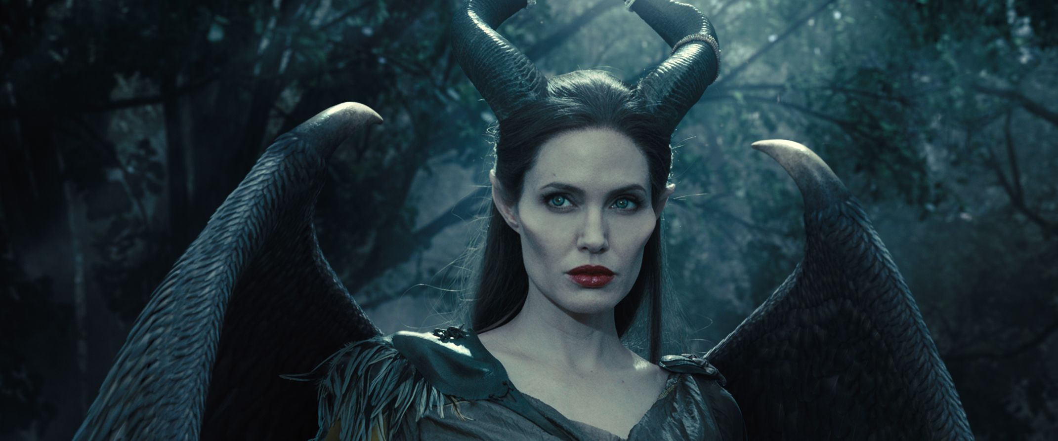 Elle Fanning As Maleficent Cosplay with Angelina Jolie Wallpapers