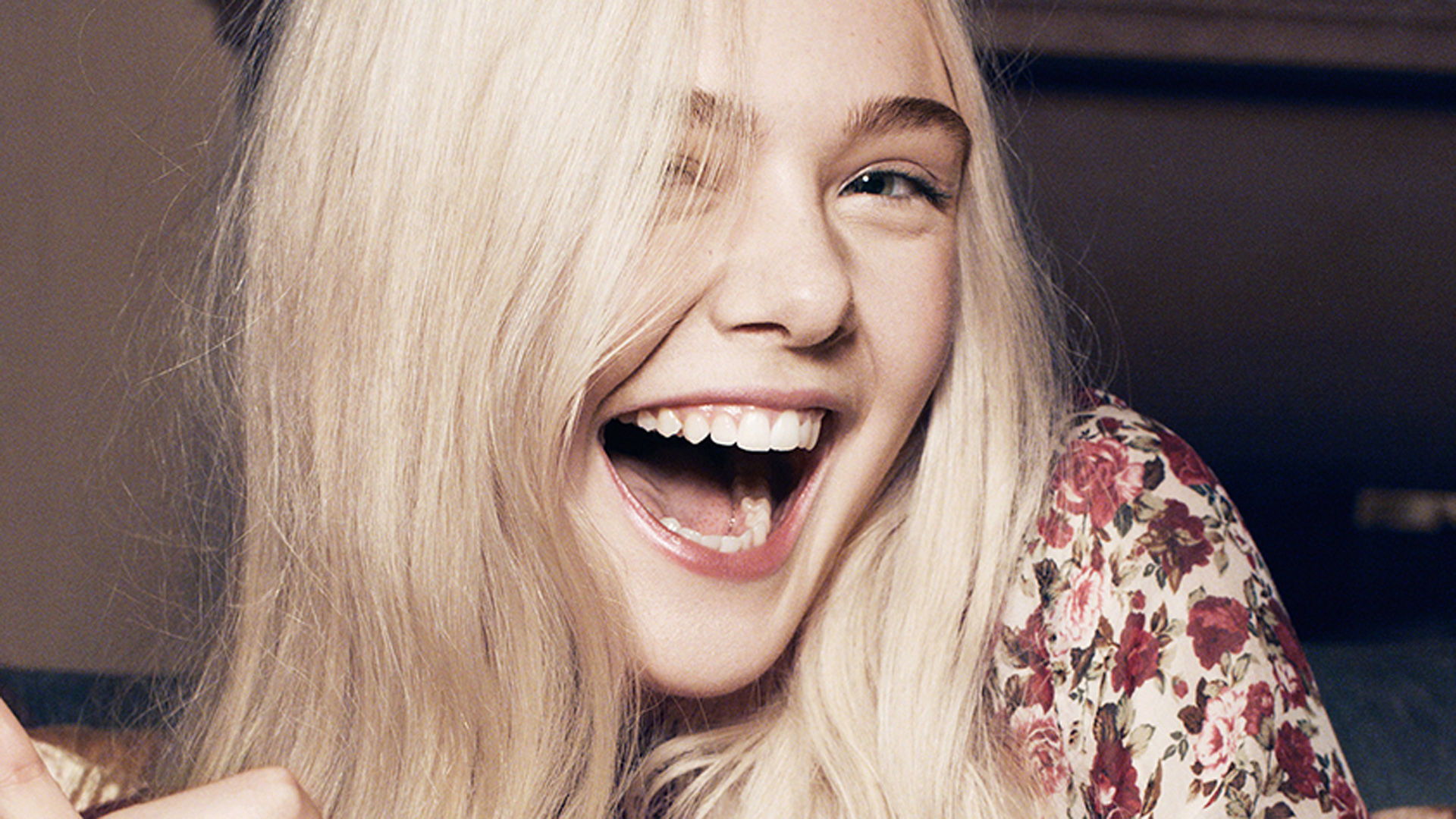 Elle Fanning Beautiful Smile Wallpapers