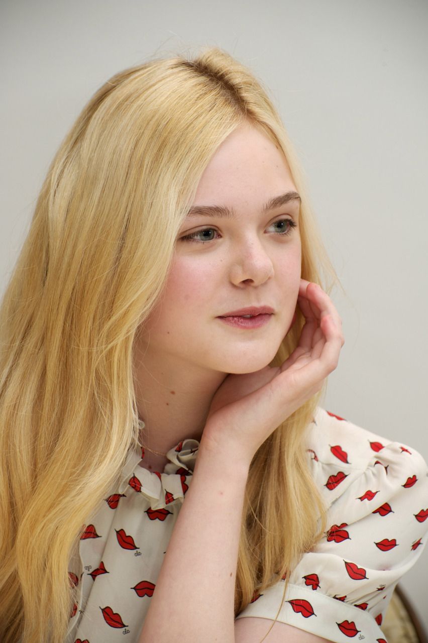 Elle Fanning Cute Wallpapers