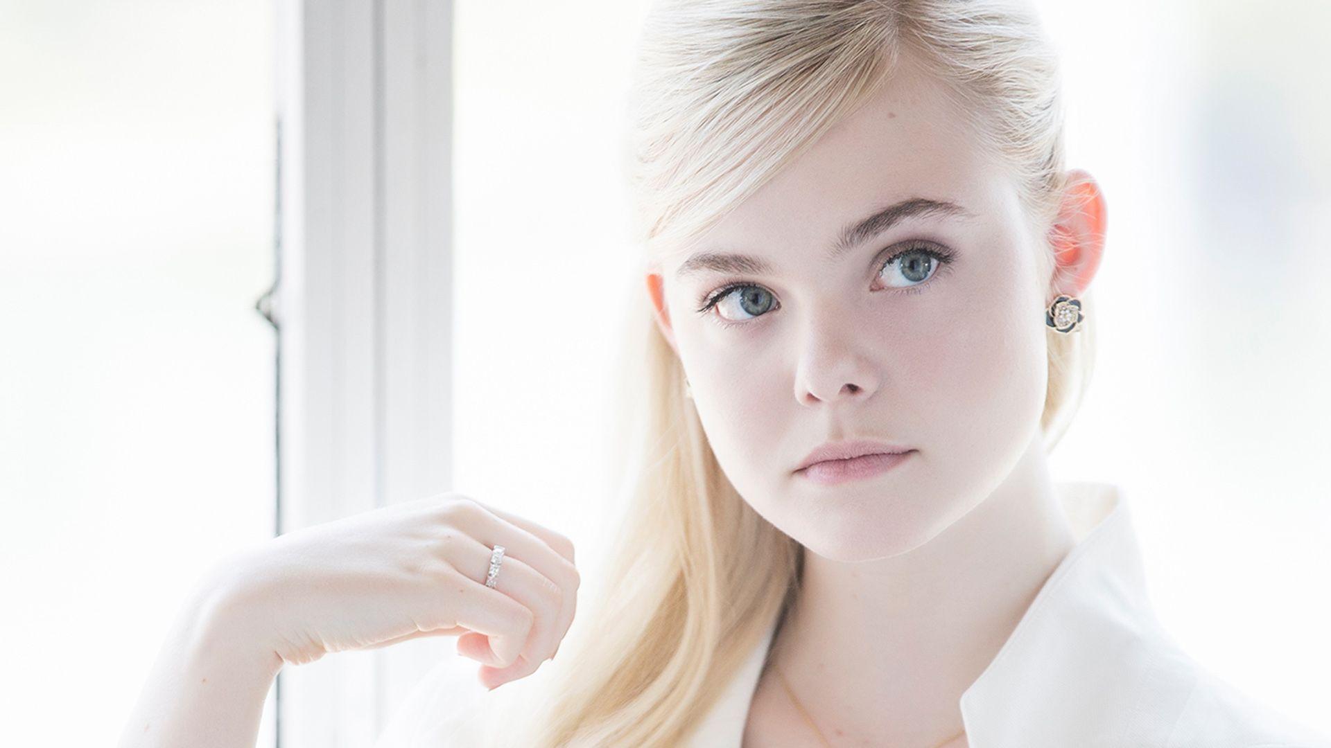 Elle Fanning Cute Wallpapers