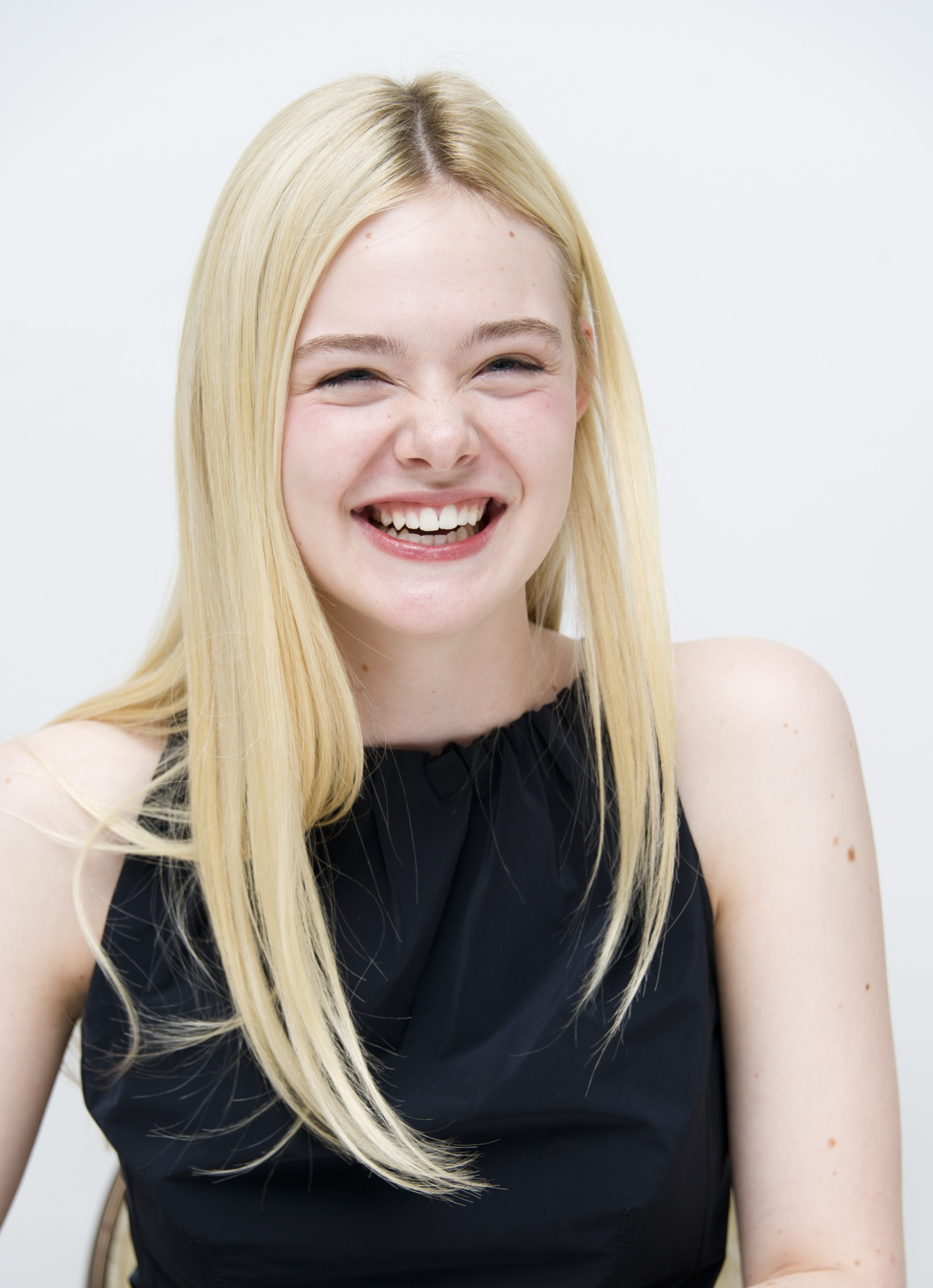 Elle Fanning Laughing Wallpapers