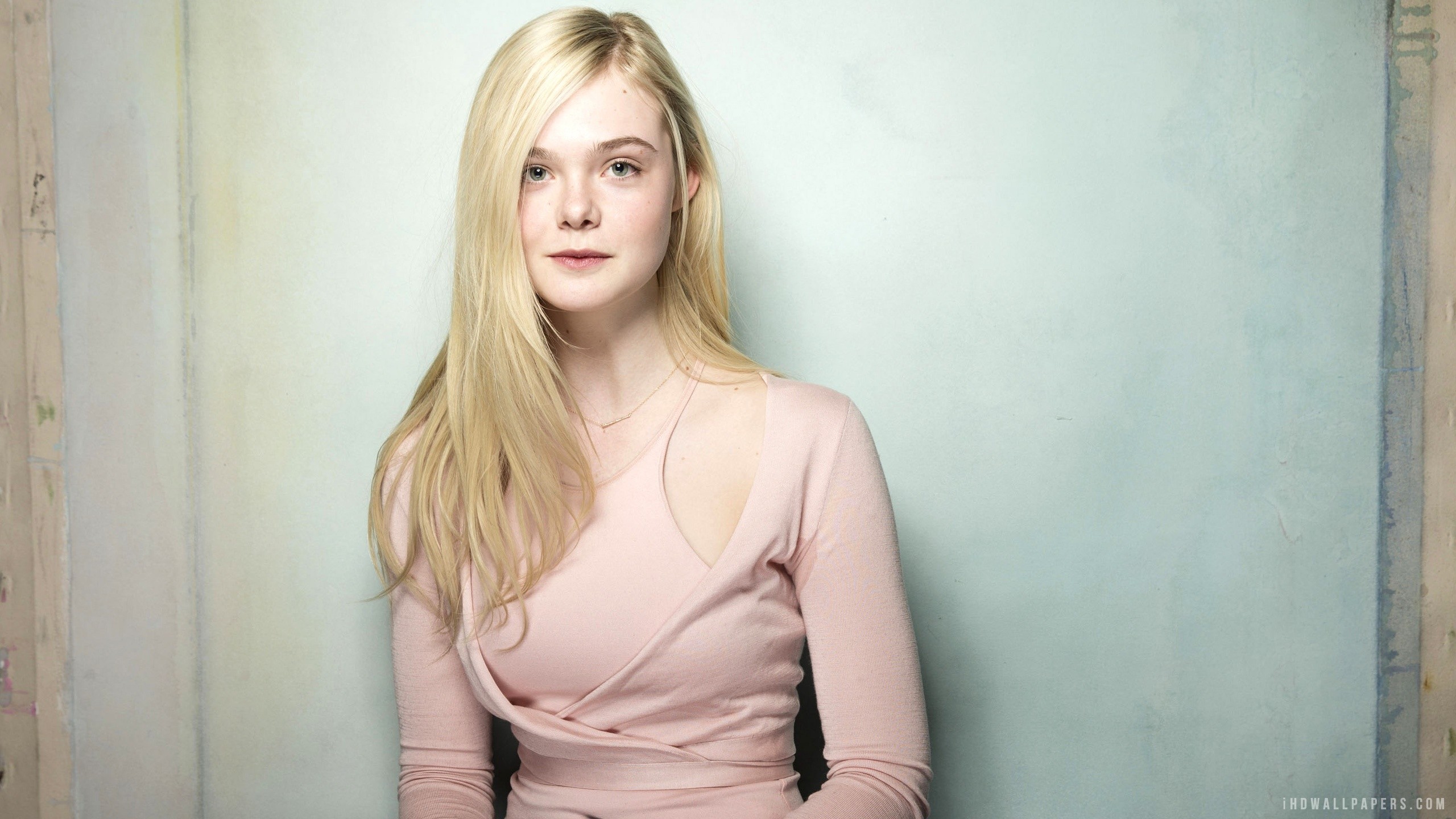 Elle Fanning Laughing Wallpapers