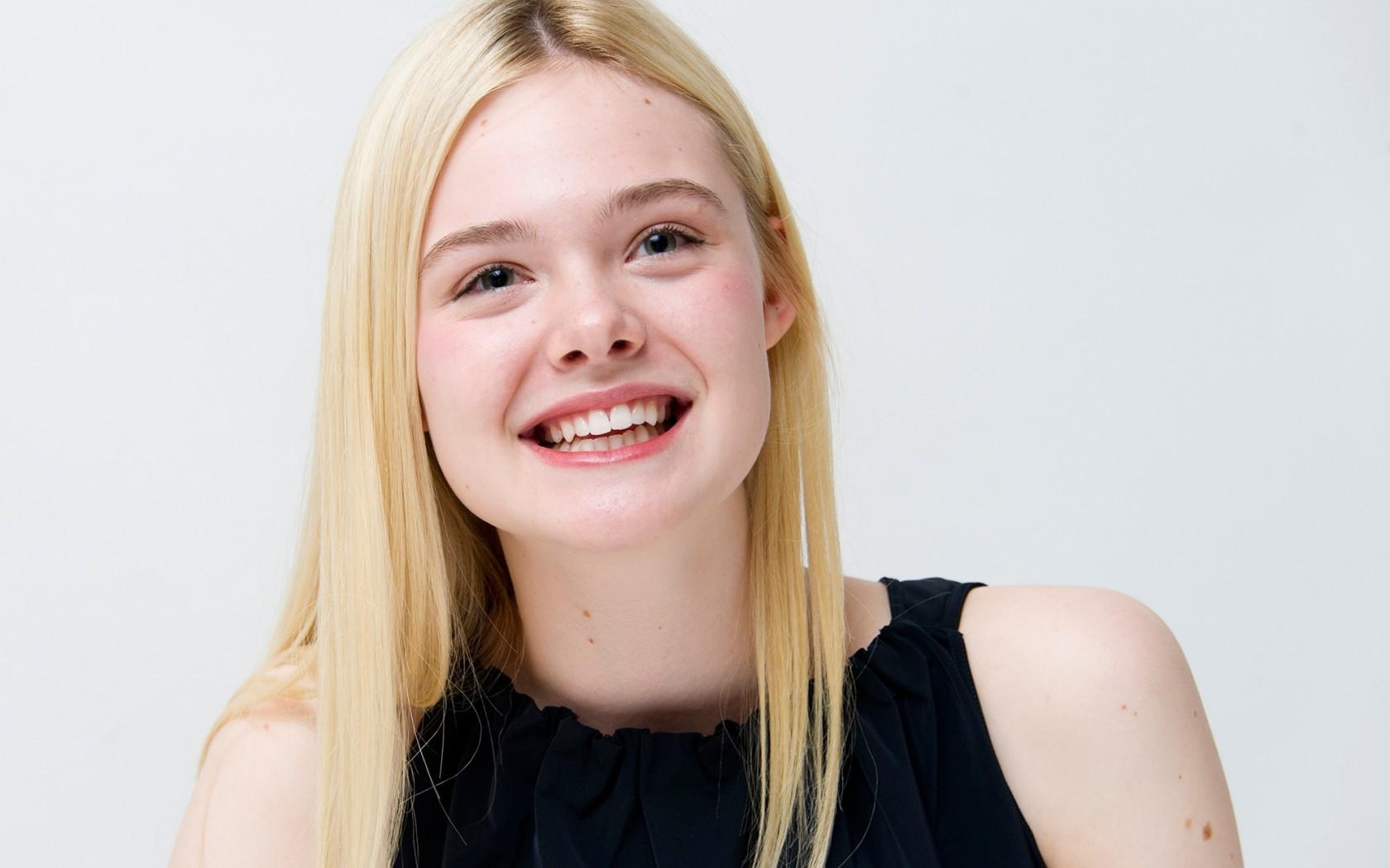 Elle Fanning Stunning Portrait Wallpapers