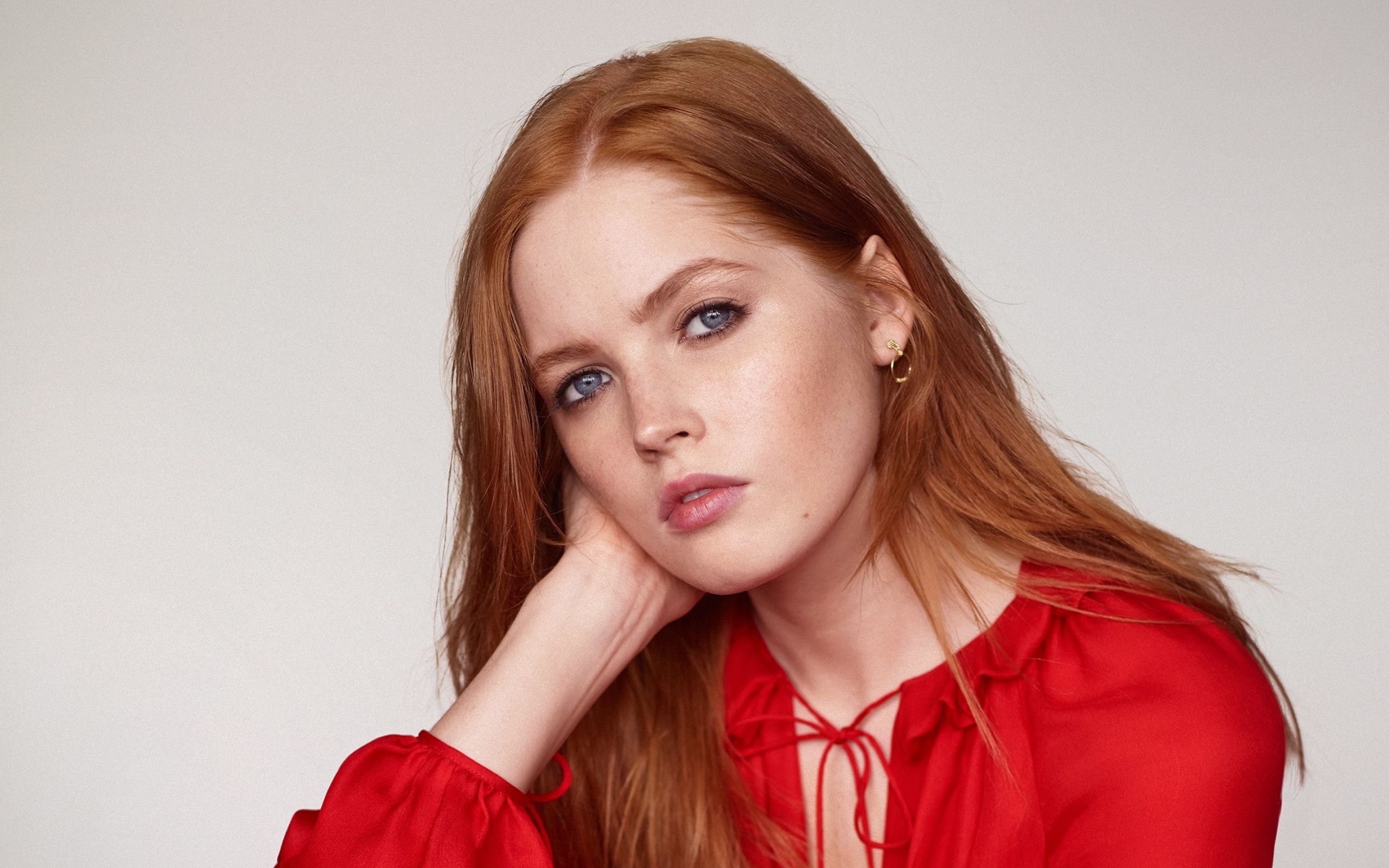 Актриса красная. Ellie Bamber. Актриса Элли Бэмбер. Элеонора Бамбер актриса. Ellie England.