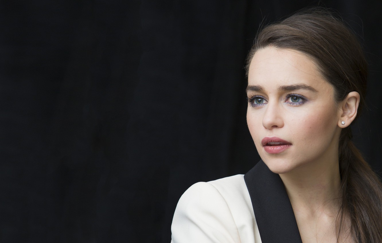 Emilia Clarke Cute Face Portrait Wallpapers