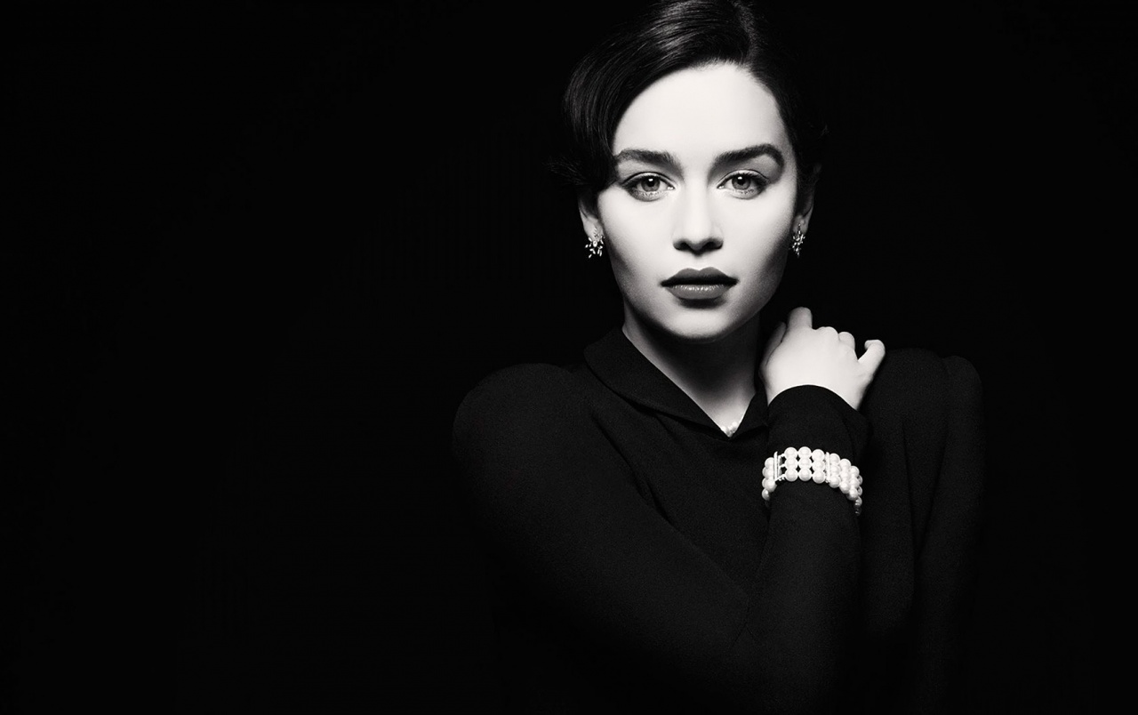 Emilia Clarke in Black Wallpapers