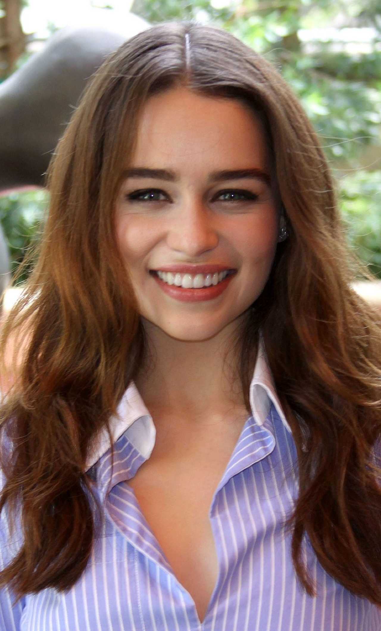 Emilia Clarke in Black Wallpapers