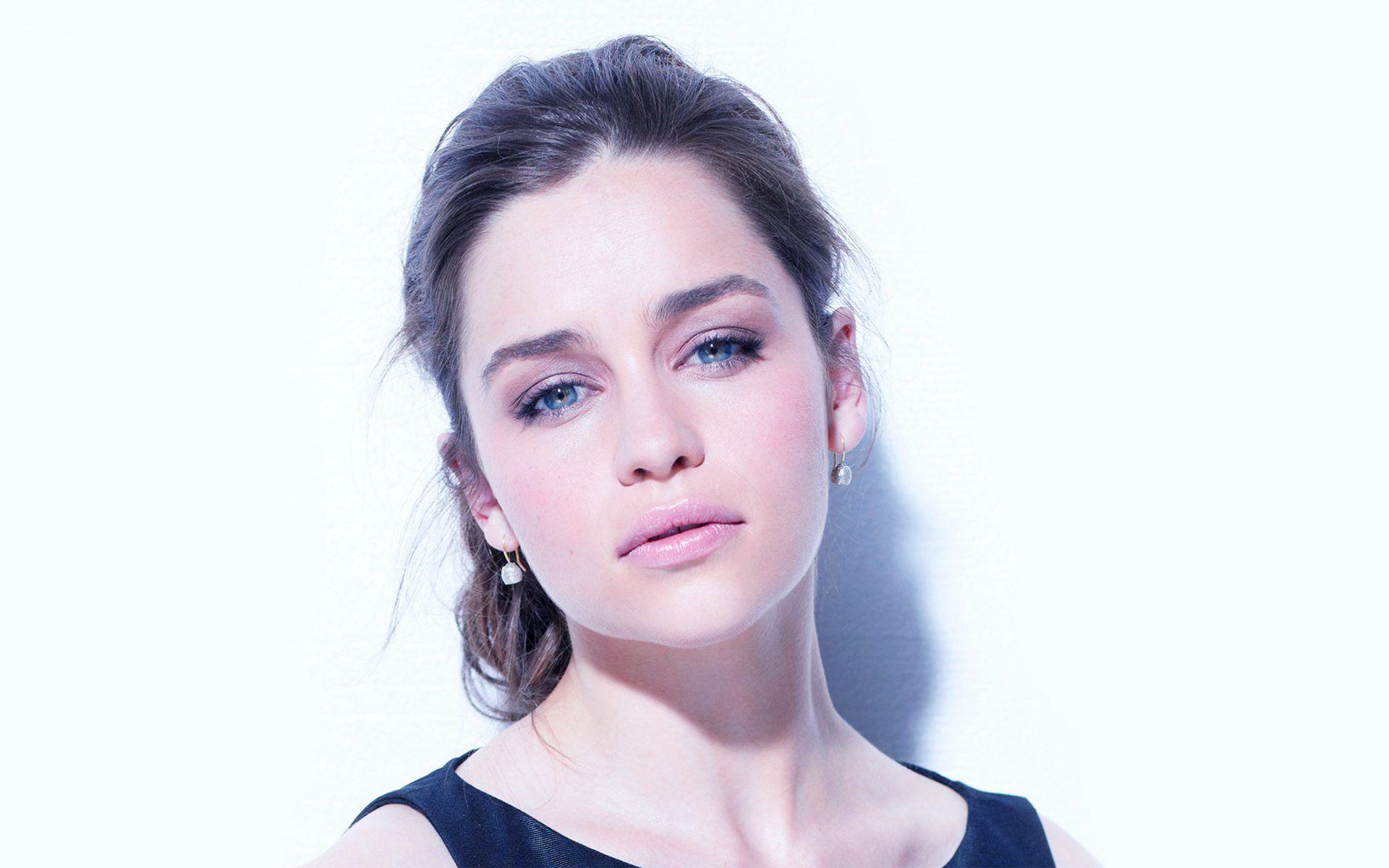 Emilia Clarke in Black Wallpapers