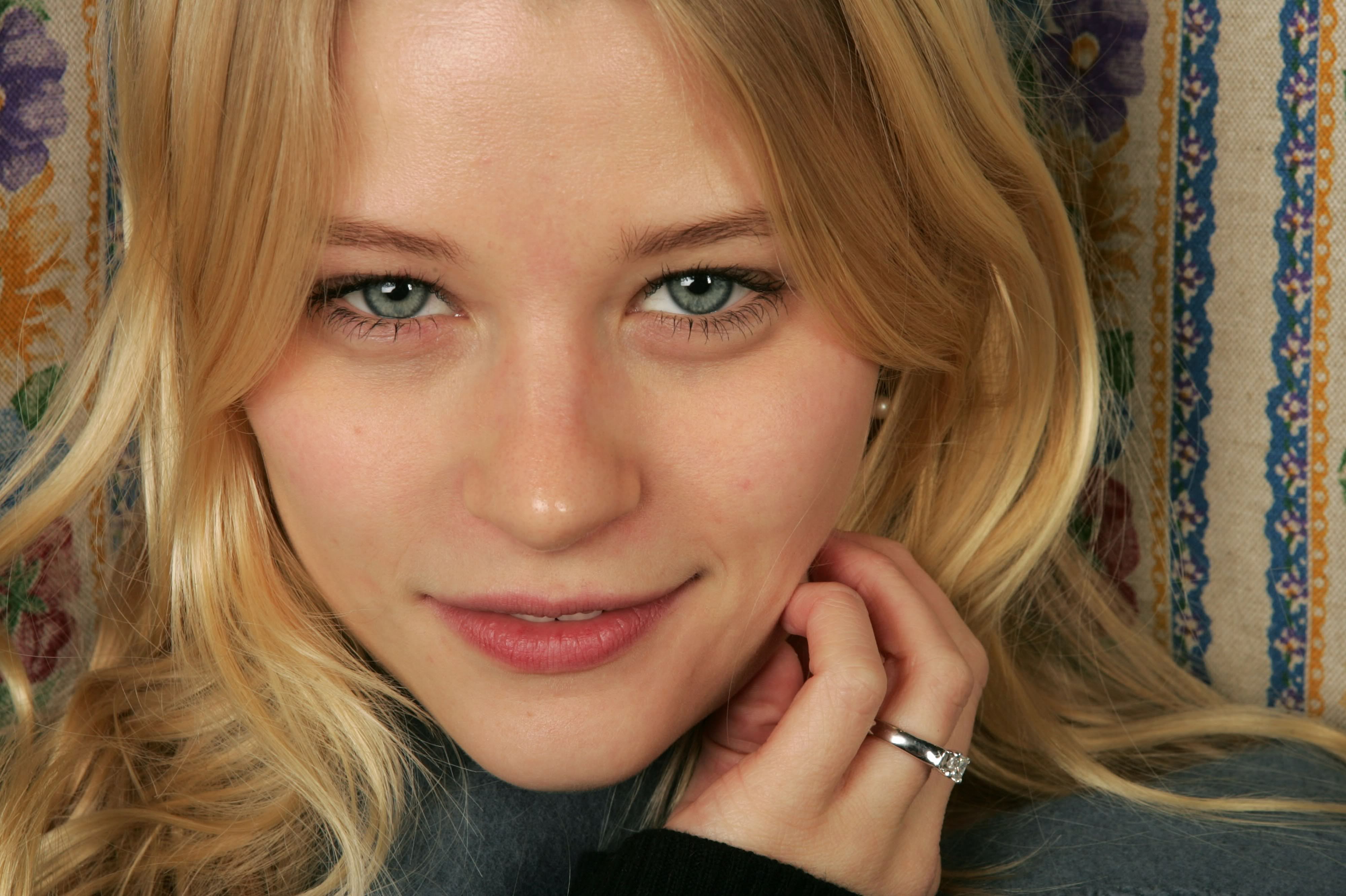 Emilie De Ravin Wallpapers