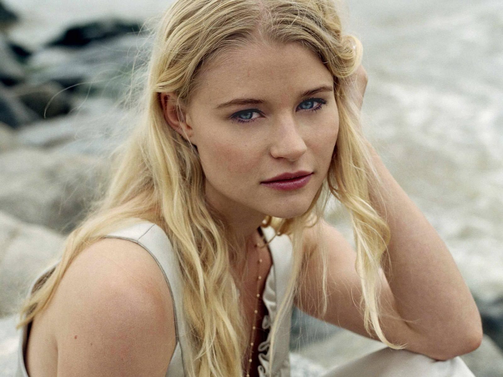 Emilie De Ravin Wallpapers