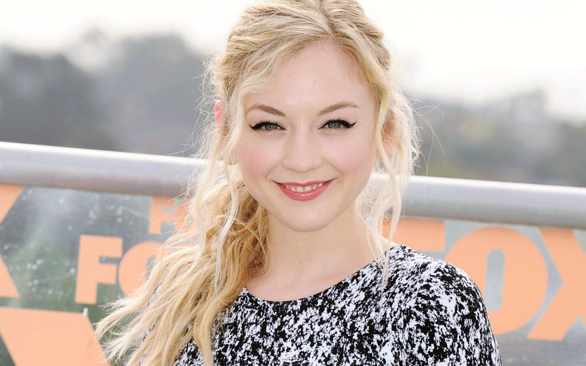 Emily Kinney Wallpapers