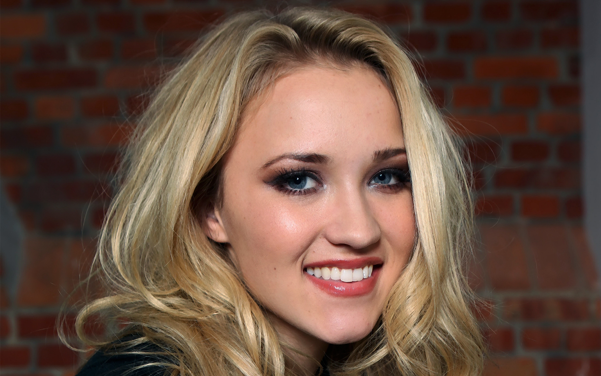 Emily Osment In Pretty Smart Wallpapers