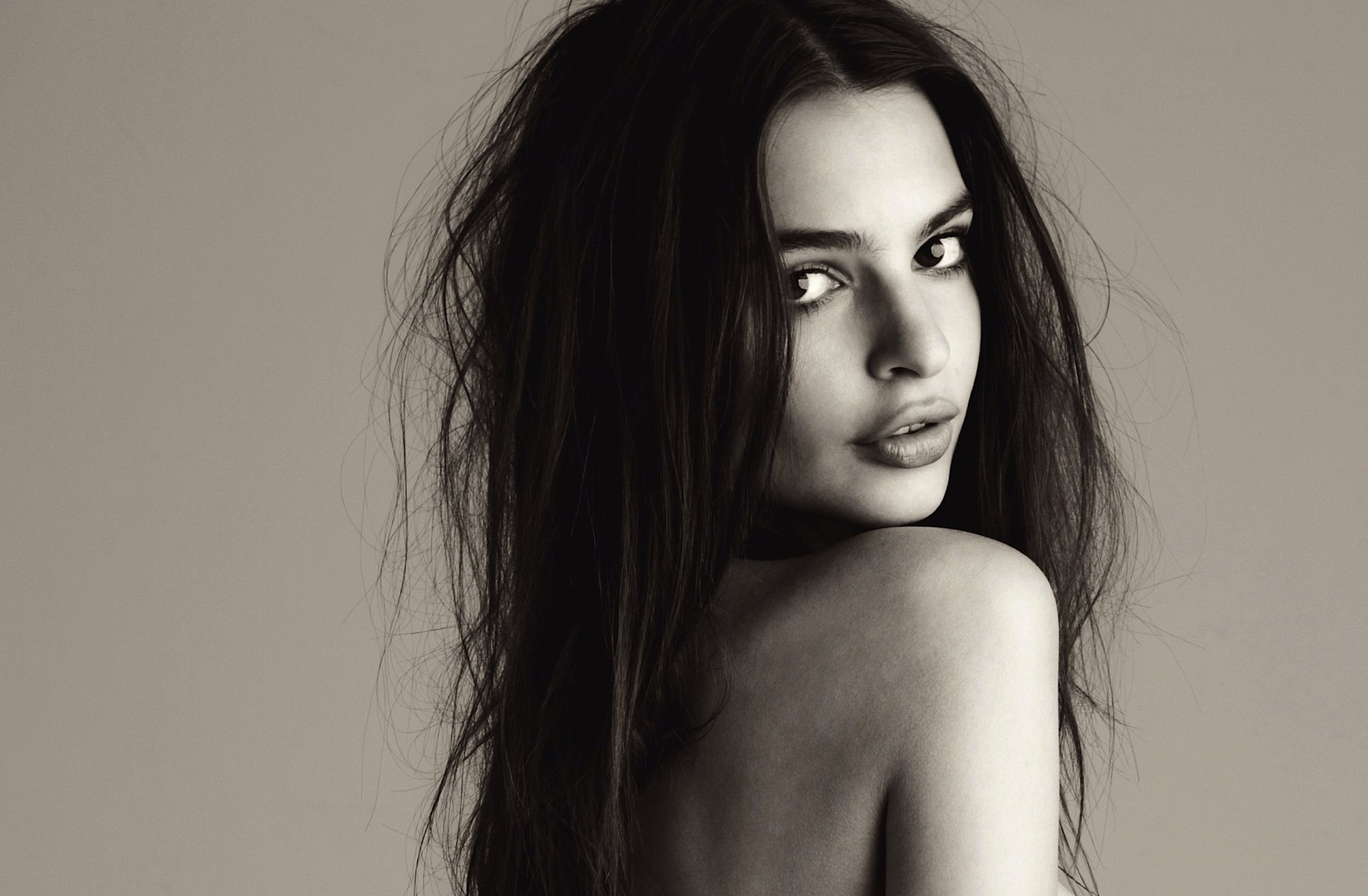 Emily Ratajkowski Latest Wallpapers