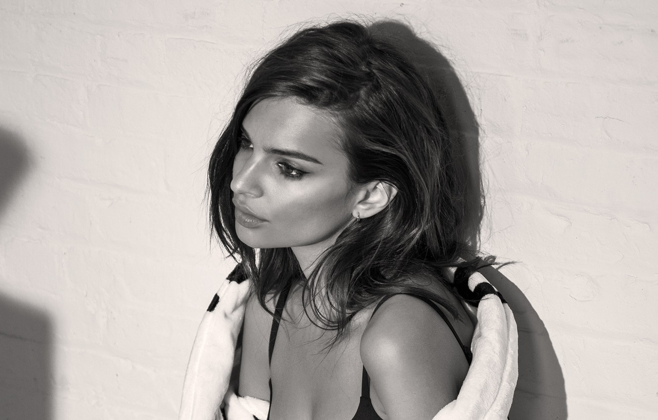 Emily Ratajkowski Monochrome Wallpapers