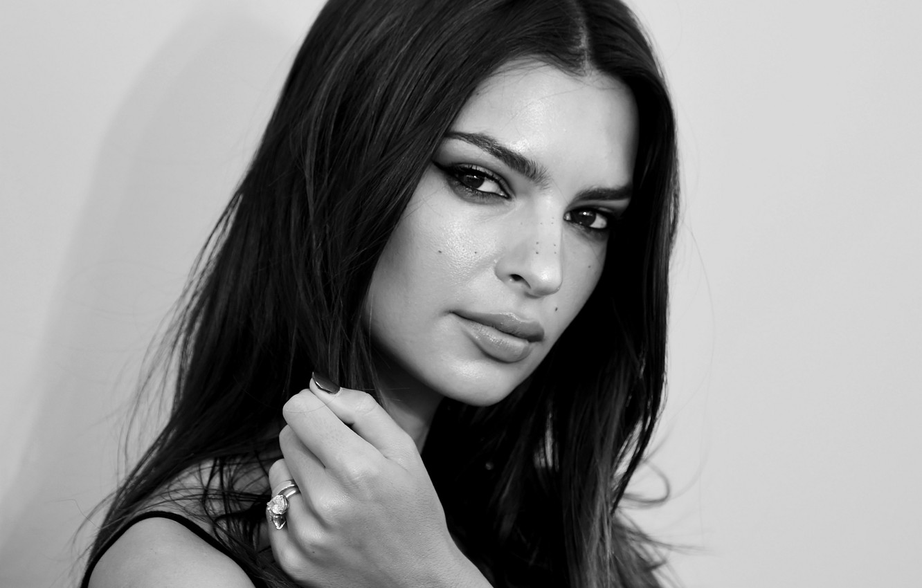 Emily Ratajkowski Monochrome Wallpapers