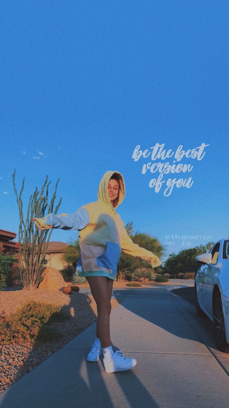 Emma Chamberlain Aesthetic Wallpapers