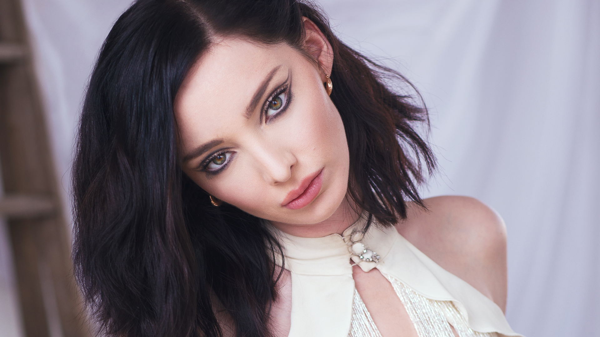 Emma Dumont 2019 Wallpapers